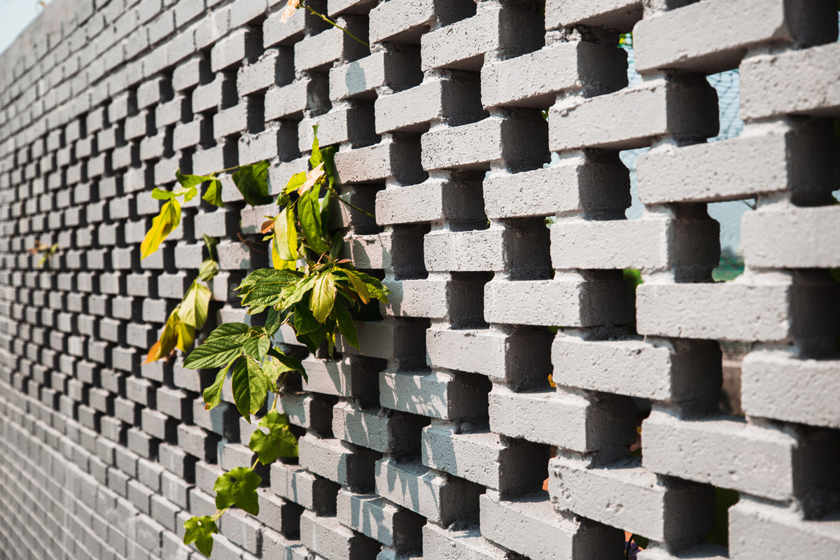 Để gợi lại hình ảnh của một ngôi nhà ở nông thôn, các không gian được hoàn thiện bằng gạch trát thô, nền xi măng...