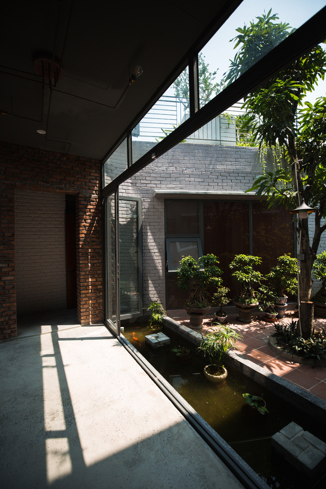 Do đó, yêu cầu đặt ra với kiến trúc sư là làm sao để thiết kế không gian hiện đại nhưng vẫn giữ được nét truyền thống, nơi các thành viên có thể sống cùng nhau nhưng vẫn giữ được sự riêng tư cần thiết.