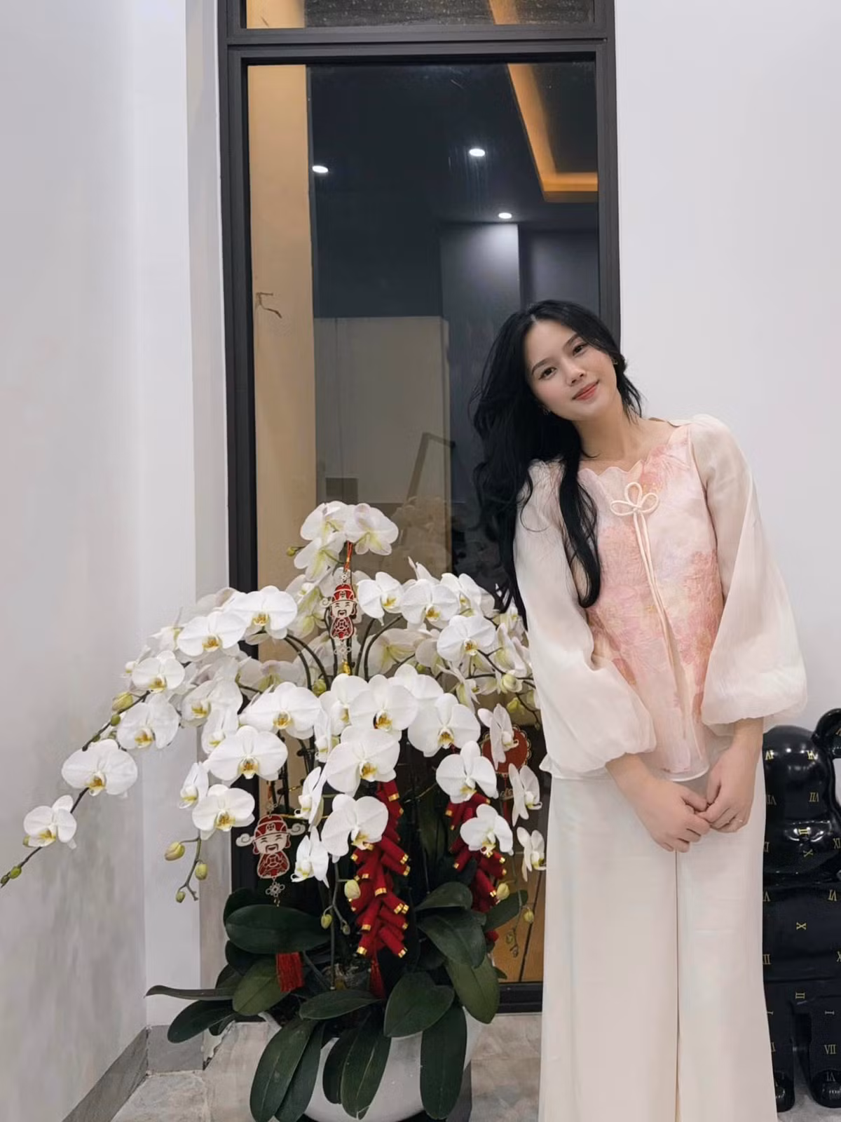 Tố Uyên thả dáng trong căn hộ. Nguồn ảnh: FBNV