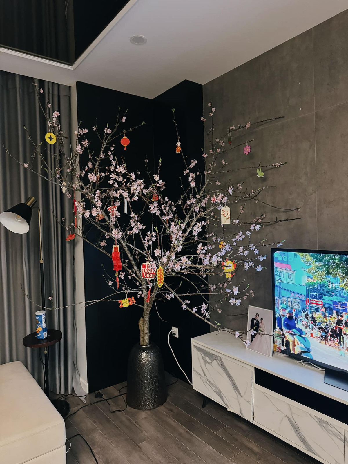 Dịp Tết, bà xã Thành Chung đặt một cành đào lớn trong phòng khách.