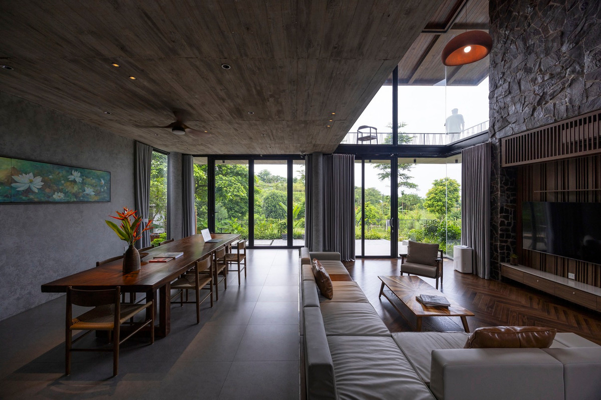 Điều này cũng giúp giảm ảnh hưởng của mưa và nắng phía Tây lên các không gian bên trong. Ảnh: Triệu Chiến