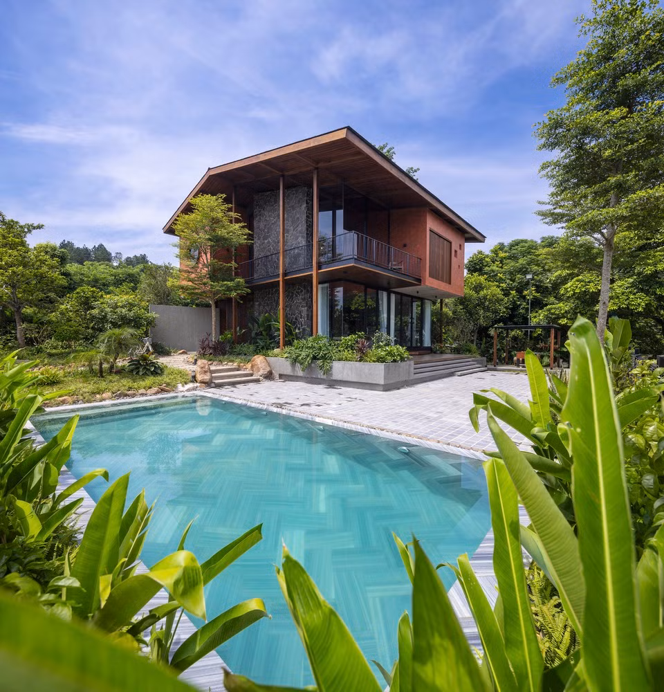 Không gian sinh hoạt chung tối đa hóa tầm nhìn toàn cảnh của khu đất dự án đồng thời thiết lập kết nối với sân chơi ngoài trời và hồ bơi. Ảnh: Triệu Chiến