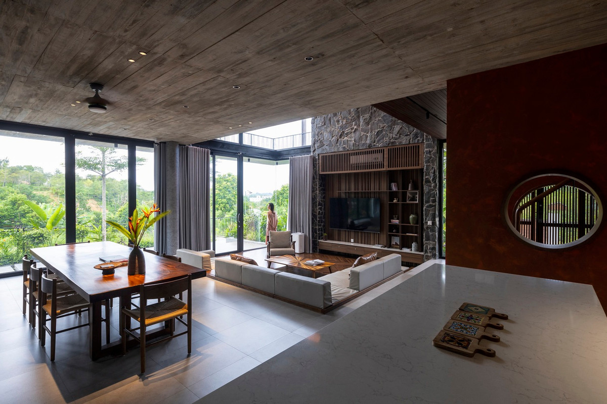 Với việc sử dụng toàn bộ tầng trệt làm không gian chung và đẩy các phòng ngủ lên tầng 2, thiết kế tạo ra các sân hiên và hành lang bên dưới đóng vai trò là không gian đệm, đảm bảo sự chuyển đổi tự nhiên của không gian bên ngoài vào không gian bên trong. Ảnh: Triệu Chiến