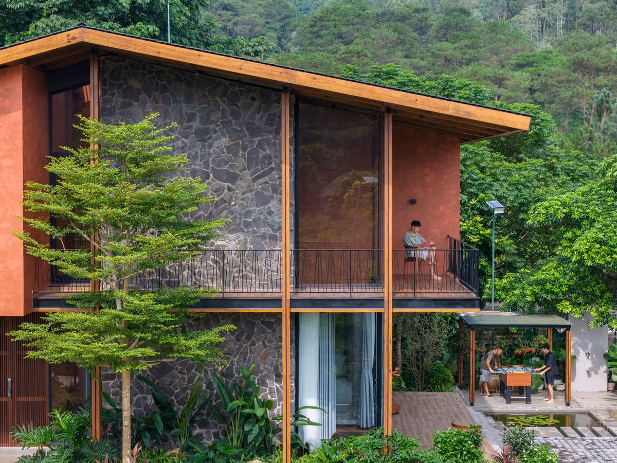 Không gian chức năng phụ nằm ở phía Tây của ngôi nhà, được bố trí trồng cây lớn để cản trở tác động của ánh nắng mặt trời phía tây vào buổi chiều. Ảnh: Triệu Chiến