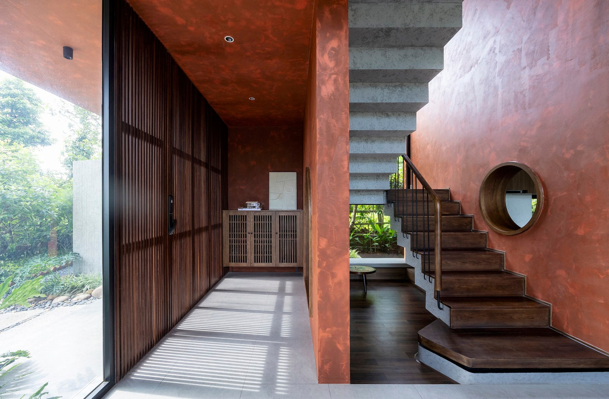 Khoảng trống là nơi cầu thang và hành lang kết nối, đồng thời cung cấp không gian để thông gió tự nhiên. Ảnh: Triệu Chiến