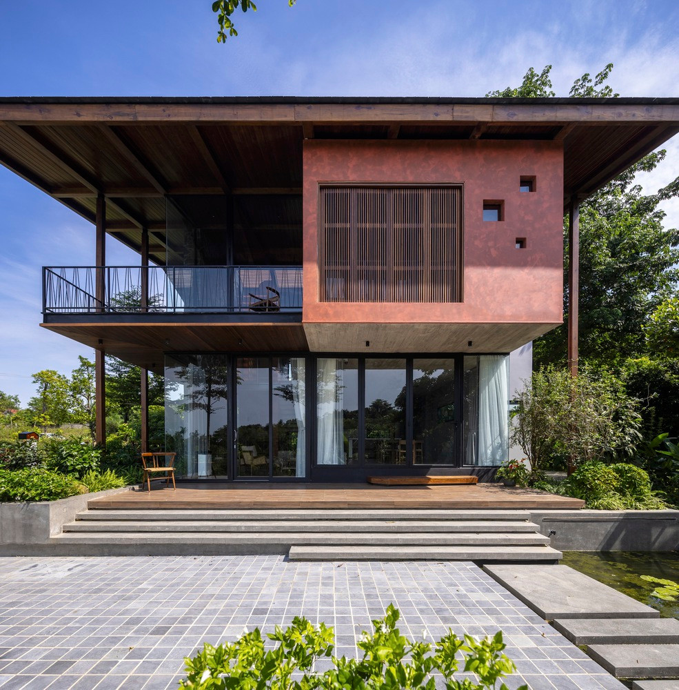 Lấy cảm hứng từ "Nhà sàn" truyền thống (kiểu nhà điển hình của một nhóm dân tộc thiểu số miền núi ở vùng Tây Bắc), kiến trúc sư bố trí không gian sinh hoạt chung tại tầng một. Ảnh: Triệu Chiến