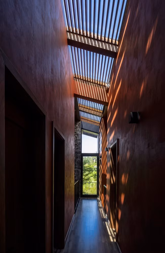 Cấu trúc của cột giúp đẩy các phòng ở tầng 2 và hệ thống mái phía trên bằng cách sử dụng các vật liệu thô và quen thuộc tạo ra phản ứng giác quan mạnh mẽ như đá, gỗ, bê tông... Ảnh: Triệu Chiến