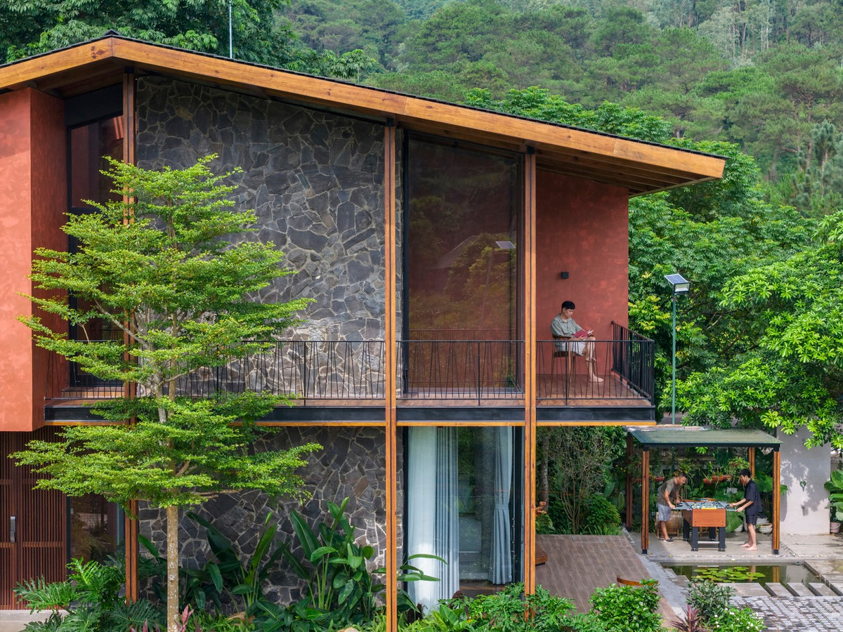 Không gian chức năng phụ nằm ở phía Tây của ngôi nhà, được bố trí trồng cây lớn để cản trở tác động của ánh nắng mặt trời phía tây vào buổi chiều. Ảnh: Triệu Chiến