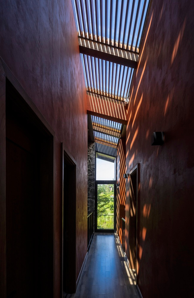 Cấu trúc của cột giúp đẩy các phòng ở tầng 2 và hệ thống mái phía trên bằng cách sử dụng các vật liệu thô và quen thuộc tạo ra phản ứng giác quan mạnh mẽ như đá, gỗ, bê tông... Ảnh: Triệu Chiến