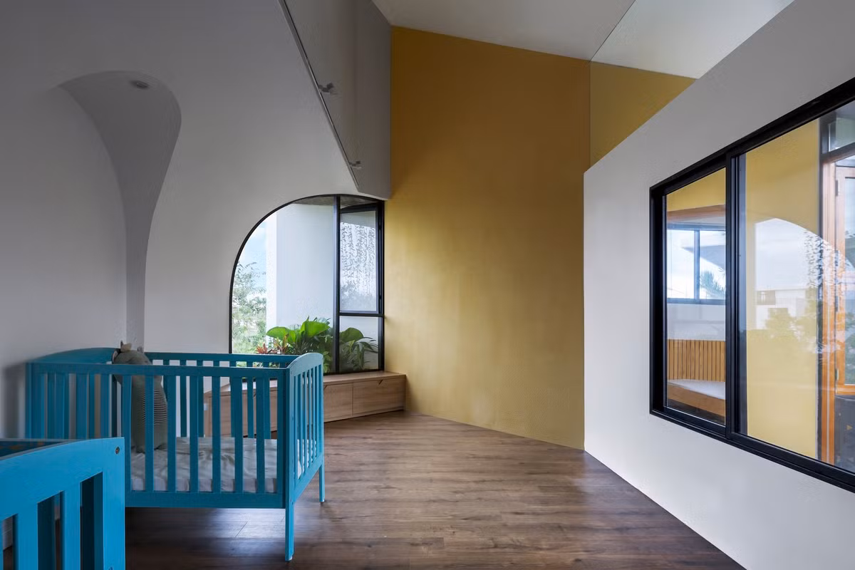 Tầng lầu xoay 180 độ so với trệt, tạo thành bố cục khép kín quanh khoảng sân trong để trồng cây tạo mảng xanh. Ảnh: Hoàng Lê