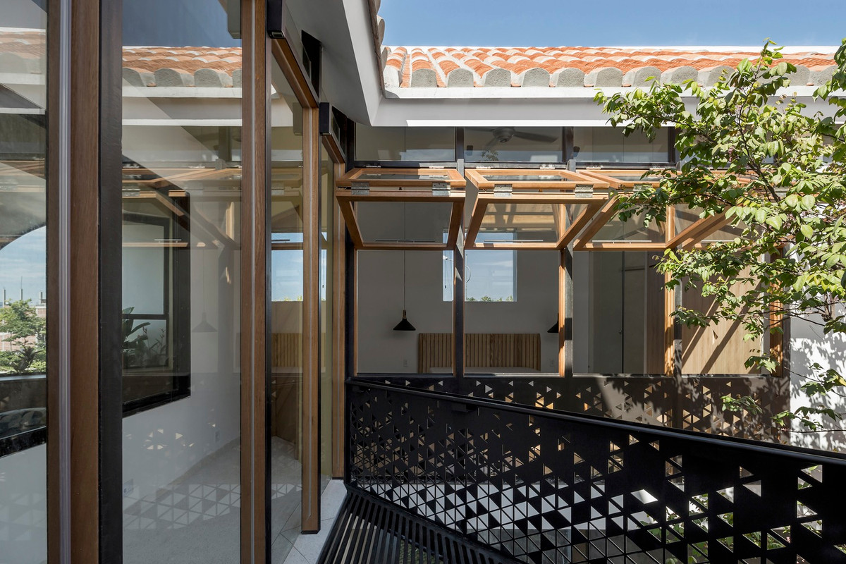 Lấy cảm hứng từ bố cục nhiều lớp của nhà truyền thống Hội An, dự án tận dụng toàn bộ chiều rộng của khu đất, mở ra cảnh quan bên trong. Đồng thời, khu đất được chia thành năm phần theo chiều dọc: hai không gian sống đan xen với ba khu vườn, tất cả đều được kết nối bằng "nhà nối". Ảnh: Hoàng Lê