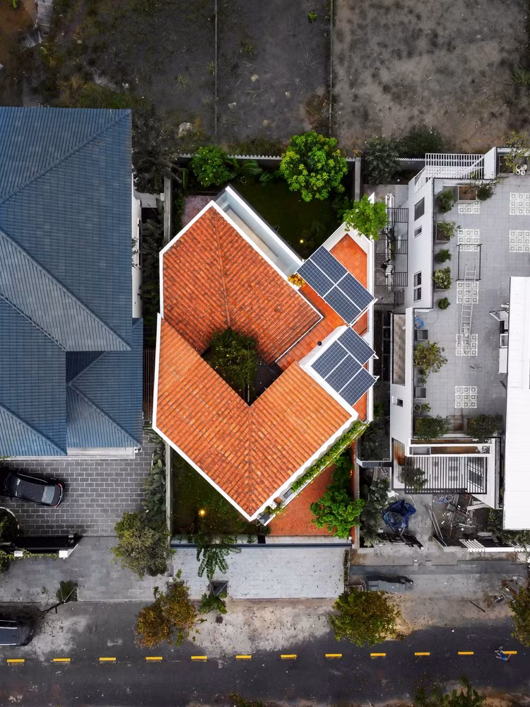 Khu đất có con đường nội khu dẫn thẳng vào mặt đứng phía sau nhà, ảnh hưởng đến phong thủy. Ảnh: Hoàng Lê