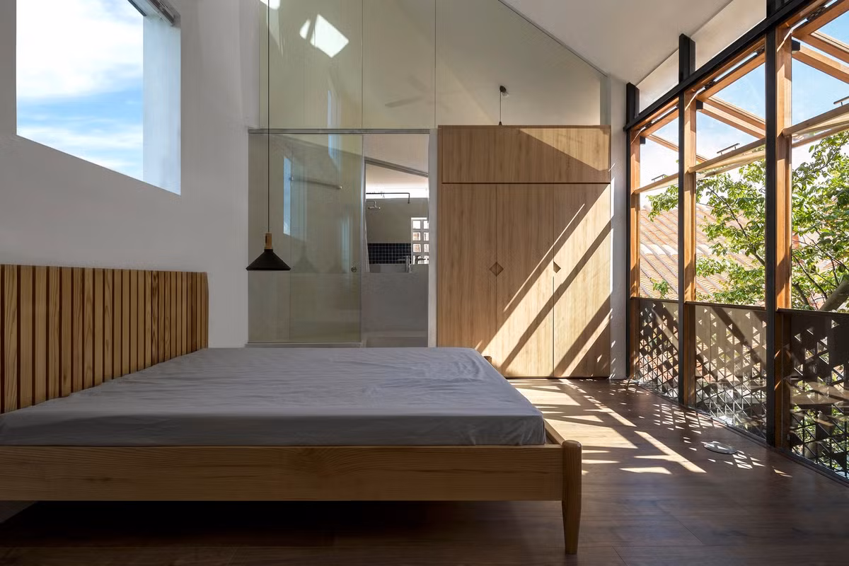 Hệ cửa kính ở 2 phía và các ô thoáng giúp không gian phòng ngủ ngập tràn ánh nắng tự nhiên cả ngày. Ảnh: Hoàng Lê