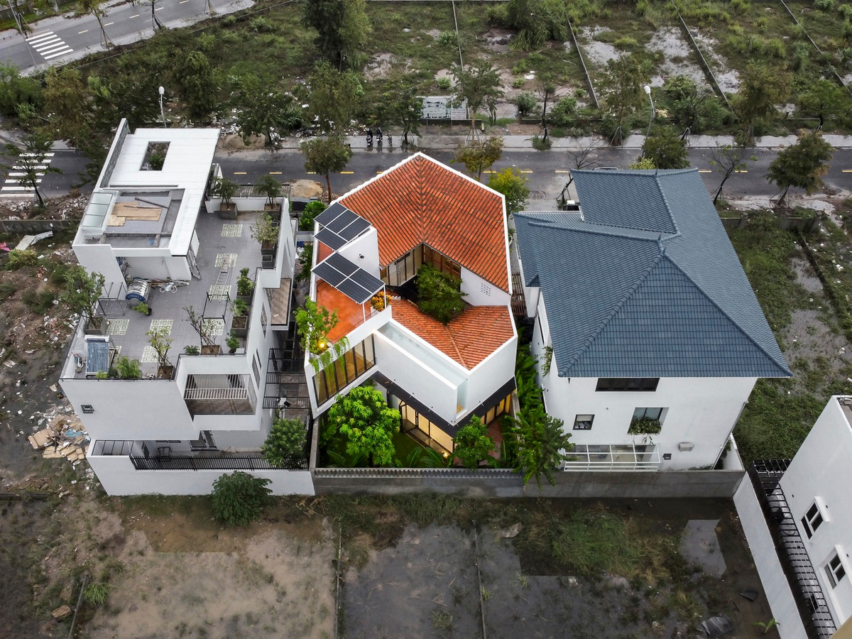 Hiện trạng nhà ở trong khu chủ yếu lùi từ biên dọc 1m - 2m để mở cửa sổ bên, dẫn đến khoảng đệm giữa hai công trình liền kề chưa đảm bảo sự riêng tư. Ảnh: Hoàng Lê