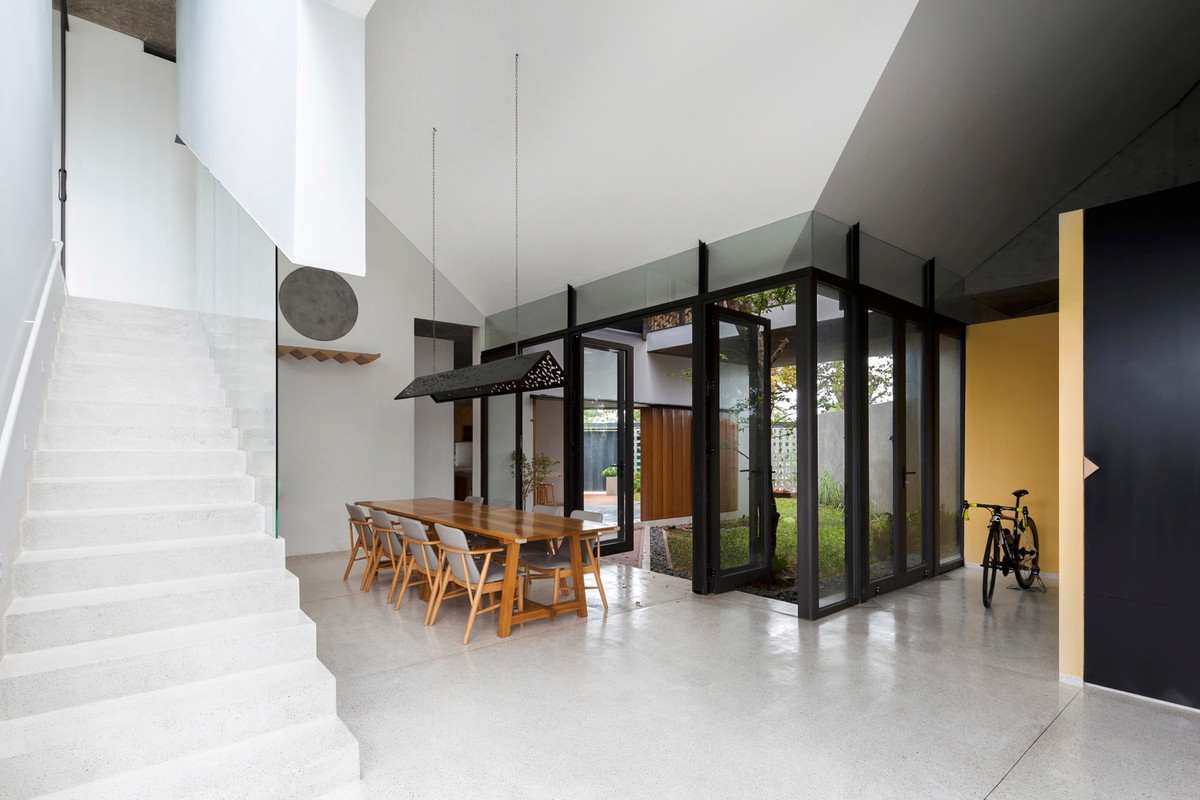 Các không gian chức năng còn lại như góc làm việc, bếp... được tiết giảm diện tích, bố trí xung quanh sân chơi để bố mẹ quan sát con. Ảnh: Hoàng Lê