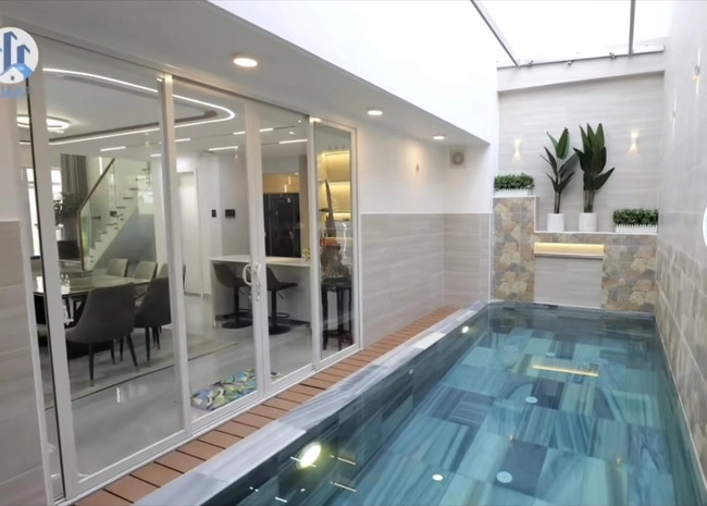 Bể bơi đặt cạnh nhà bếp. Ảnh: chụp màn hình NhaF