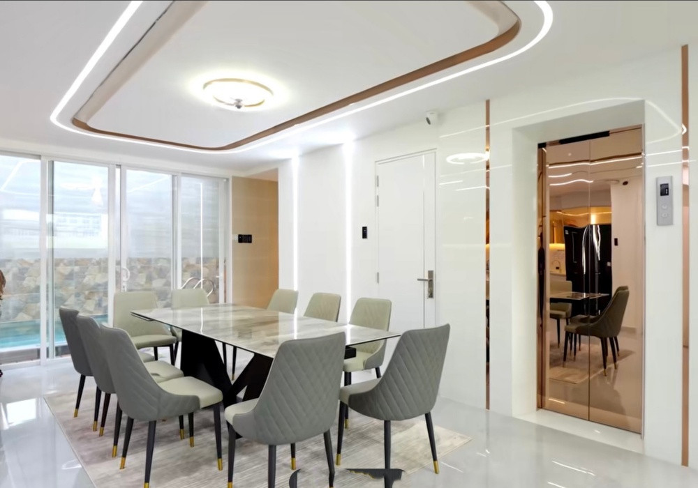 Vợ chồng Tiến Luật đặt bộ bàn ghế ăn dài để các thành viên tụ họp ăn uống mỗi bữa tối. Ảnh: Vietnamnet