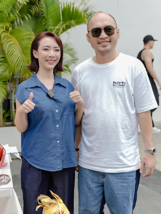 Giữa những ngày bận rộn tập luyện cho chương trình "Anh trai vượt ngàn chông gai", diễn viên Tiến Luật cùng bà xã Thu Trang bước vào dự án điện ảnh "Nụ hôn bạc tỷ". Ảnh: Thethaovanhoa