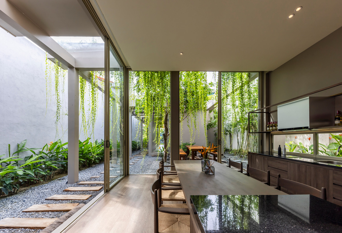 Theo yêu cầu của chủ đầu tư, dự án được quy hoạch thành hai khu vực chính: một là không gian làm việc linh hoạt cho nhân viên và khu tiếp tân; hai là không gian nhà mẫu, mang đến cho khách hàng những trải nghiệm sâu sắc hơn về không gian sống, đầy đủ tiện nghi từ phòng ngủ, bếp, khu vực ăn uống..