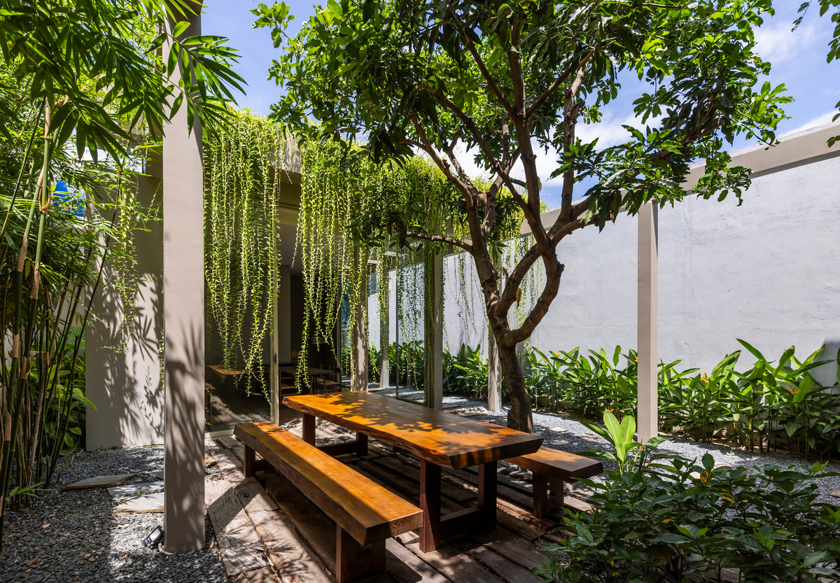 Kiến trúc sư còn thiết kế một bể chứa nước ngầm với dung tích lên tới 30 mét khối, dùng để thu nước mưa từ mái nhà.