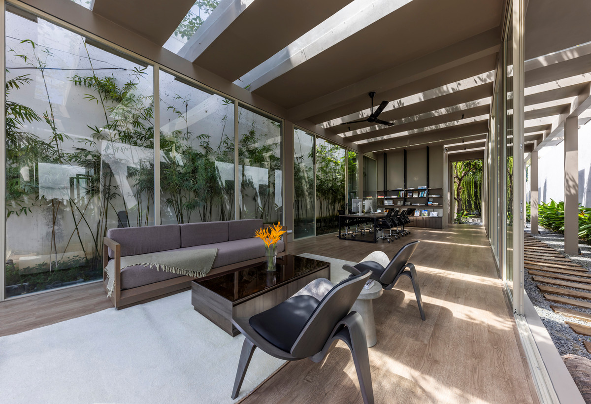 Các tấm pin mặt trời được lắp đặt phía trên khu vực nhà mẫu, cung cấp năng lượng sạch cho toàn bộ văn phòng.