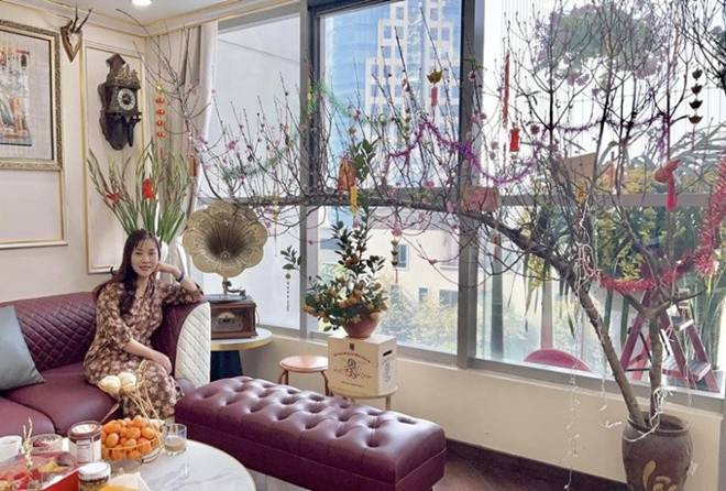 Trong nhà, bà xã NSND Tự Long cũng thường xuyên trang trí những bình hoa giúp không gian thêm phần tươi tắn. Ảnh: FBNV