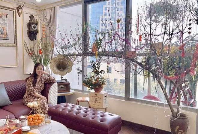 Trong nhà, bà xã NSND Tự Long cũng thường xuyên trang trí những bình hoa giúp không gian thêm phần tươi tắn. Ảnh: FBNV