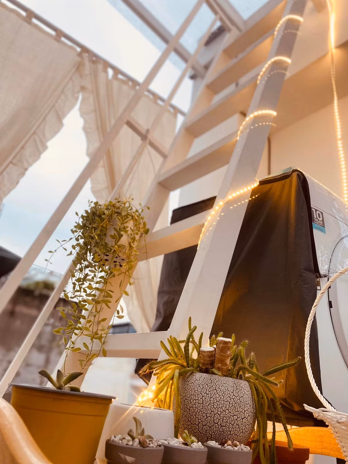 Cầu thang gỗ trắng được nữ ca sĩ biến thành món đồ decor thú vị.