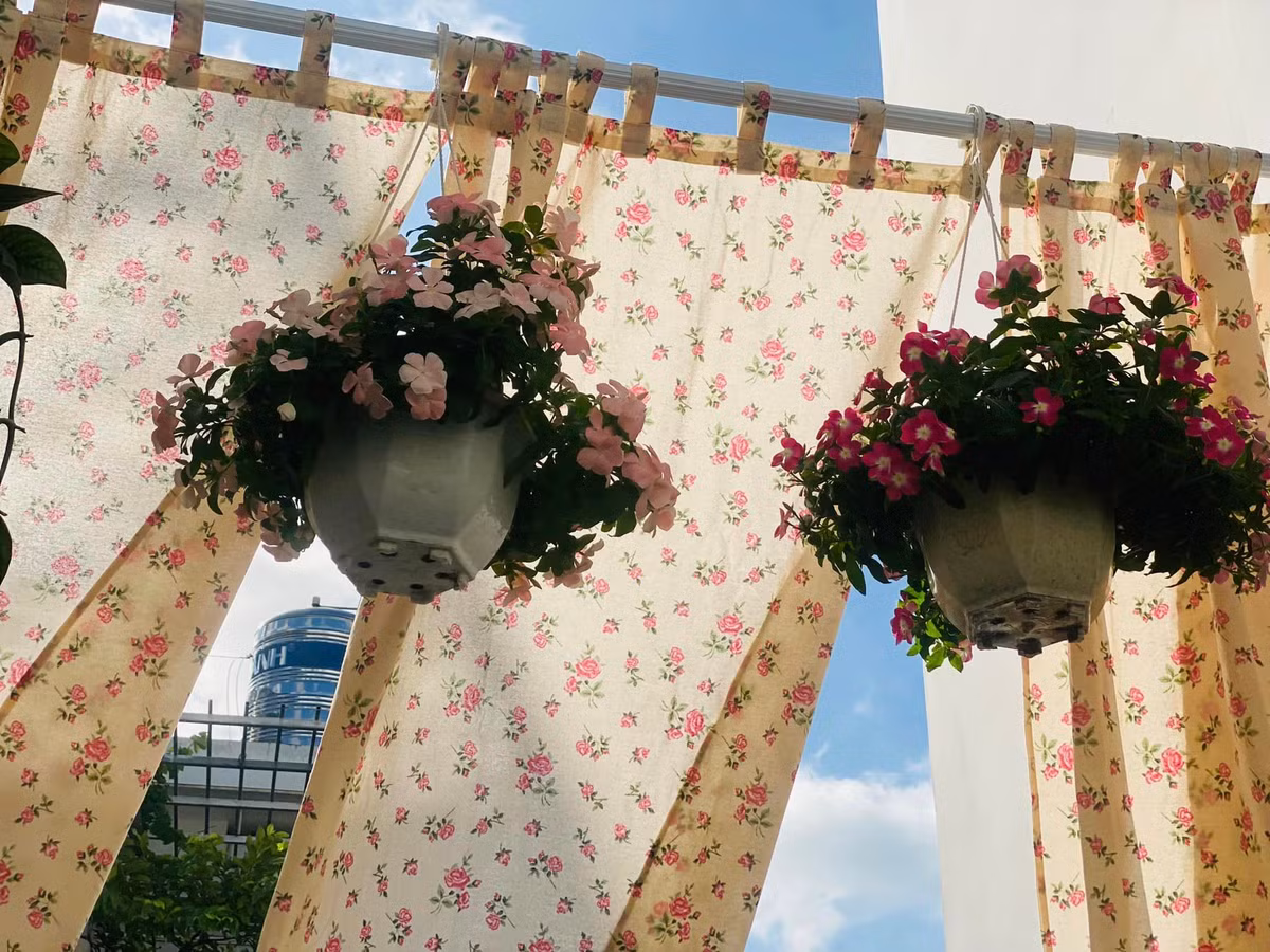 Rèm hoa vintage đan xen với hoa thật mang đến khung cảnh nhẹ nhàng và nên thơ.