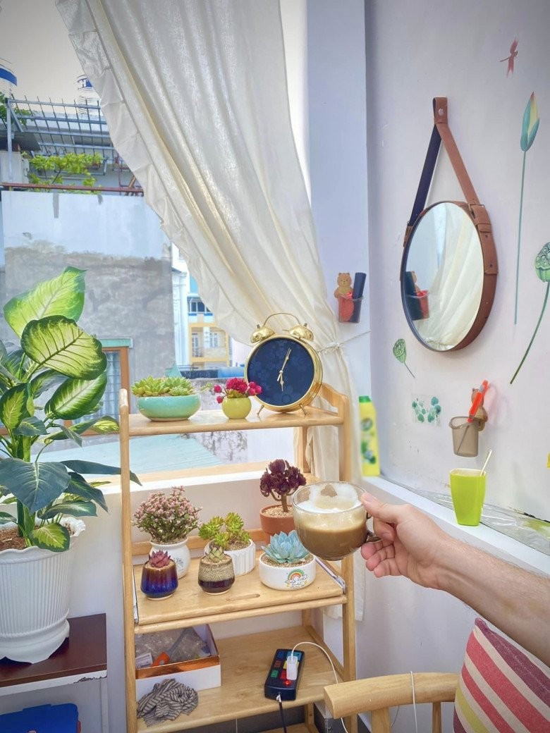 Kệ gỗ trưng bày nhiều chậu sen đá bé xinh.