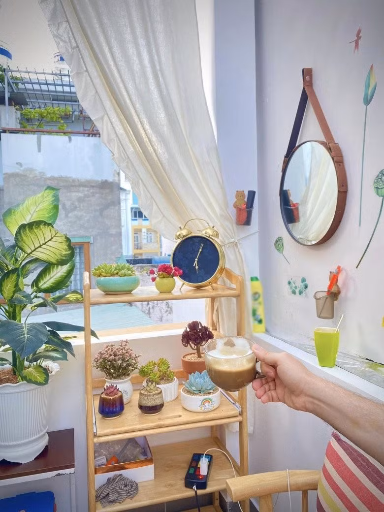 Kệ gỗ trưng bày nhiều chậu sen đá bé xinh.