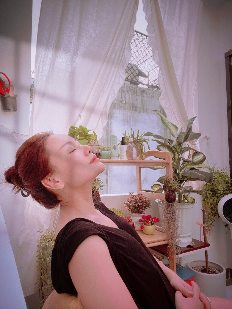 Thu Phượng thả mình trong không gian xanh mát ngay tại nhà với ánh nắng nhẹ nhàng chiếu qua rèm cửa. Nguồn ảnh: FBNV