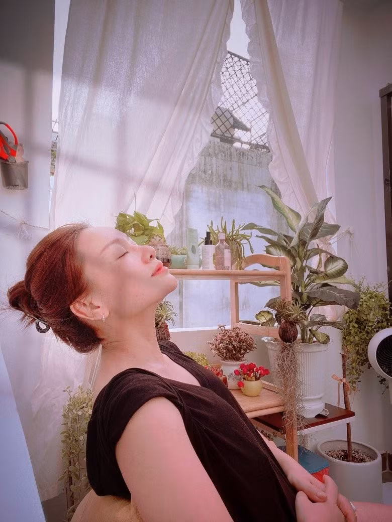 Thu Phượng thả mình trong không gian xanh mát ngay tại nhà với ánh nắng nhẹ nhàng chiếu qua rèm cửa. Nguồn ảnh: FBNV