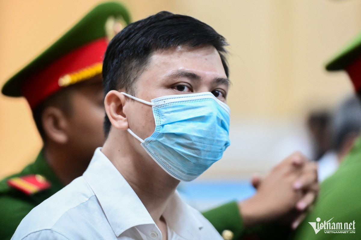 Các bị cáo Đinh Văn Thành (cựu Chủ tịch HĐQT SCB), Võ Tấn Hoàng Văn (cựu Tổng Giám đốc SCB)... tại phiên toà sáng nay.