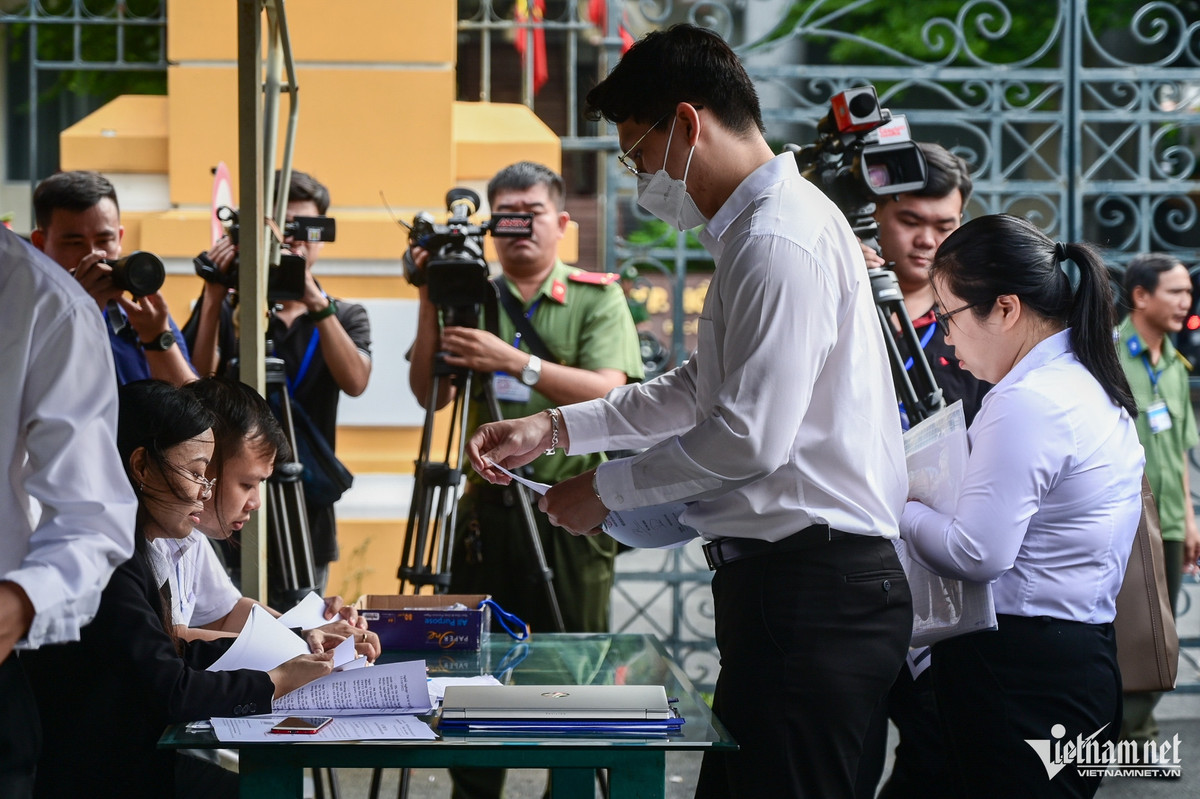 Lực lượng chức năng chỉ giải quyết cho người có giấy triệu tập được vào bên trong tòa.