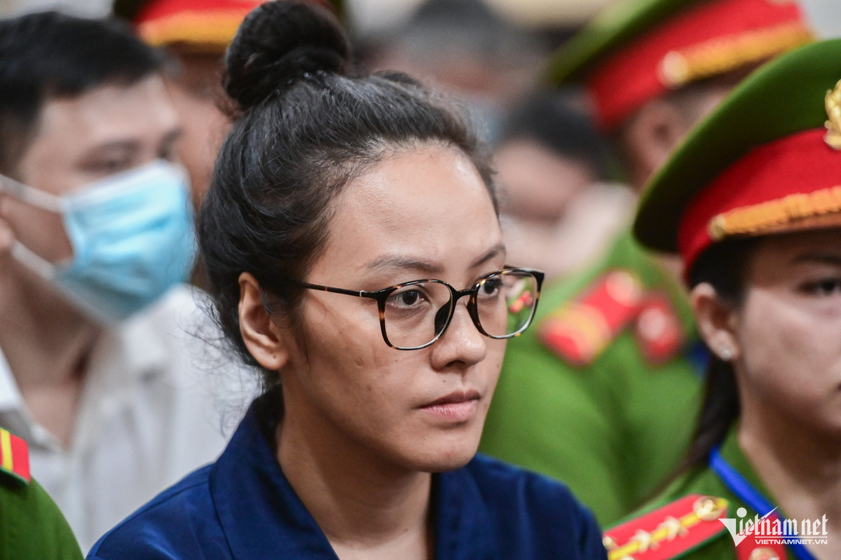 Bị cáo Trương Huệ Vân (cựu Tổng giám đốc Công ty CP Đầu tư Tập đoàn Vạn Thịnh Phát), cháu gái bà Lan trong ngày đầu xét xử vụ án Vạn Thịnh Phát giai đoạn 2.