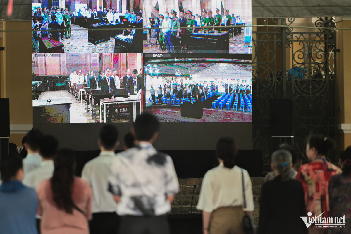 Hàng trăm ghế ngồi cùng màn hình cỡ lớn, rạp che được lắp đặt tại sân của TAND TPHCM để những người tham gia phiên tòa theo dõi bên ngoài phòng xử án. Khoảng 530 tổ chức, cá nhân được triệu tập với tư cách người có quyền, nghĩa vụ liên quan.