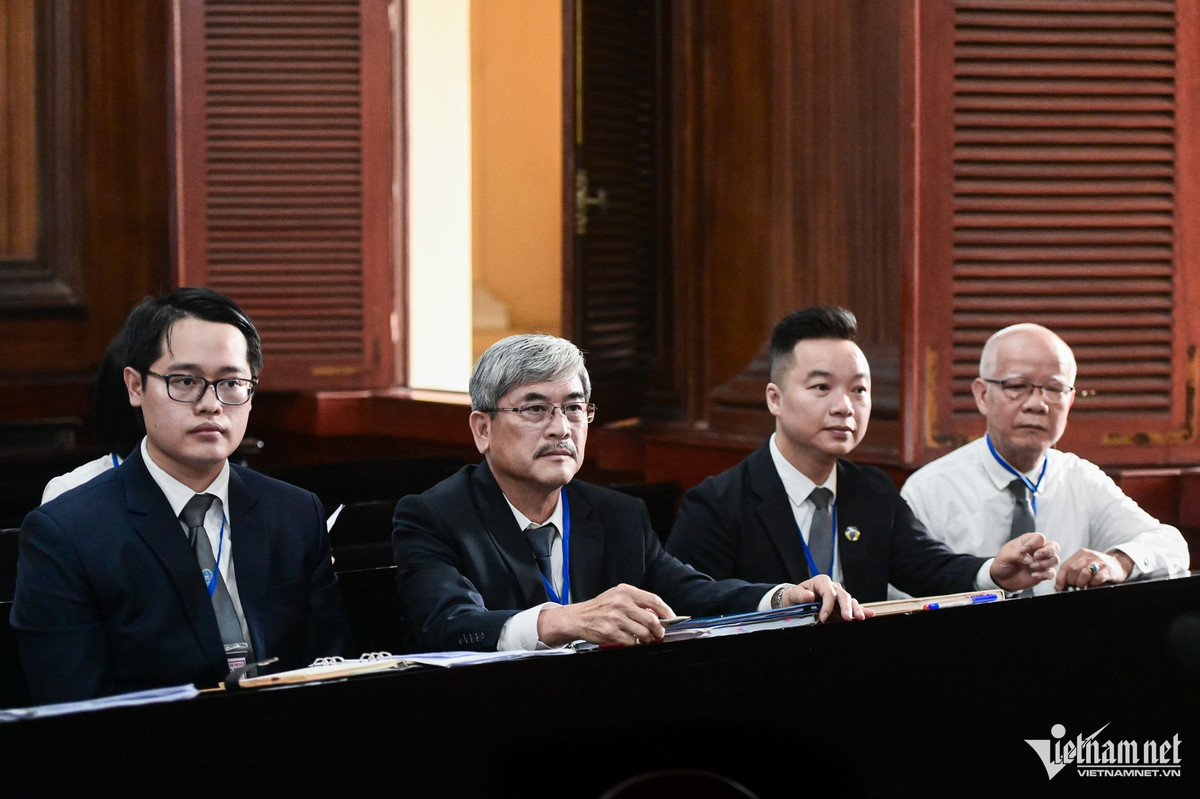 Gần 100 luật sư bào chữa cho các bị cáo, bảo vệ quyền và lợi ích hợp pháp cho người liên quan và bị hại tham gia phiên tòa. Trong đó, riêng bà Lan có 4 luật sư.