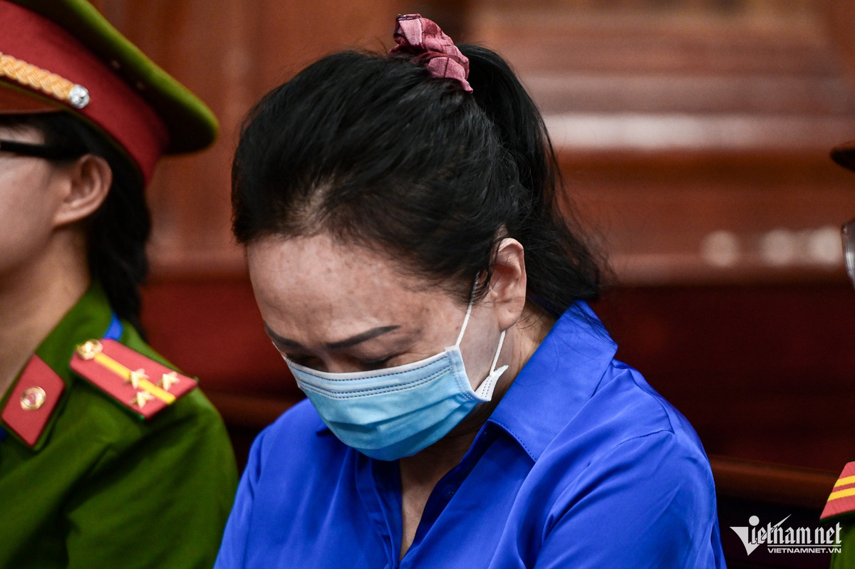 Trước đó, ở giai đoạn 1, bị cáo Trương Mỹ Lan bị TAND TPHCM tuyên phạt tử hình về tội “Tham ô tài sản”, 20 năm tù về tội “Đưa hối lộ” và 20 năm tù về tội “Vi phạm quy định về cho vay trong hoạt động của các tổ chức tín dụng”. Tổng hợp hình phạt là tử hình.