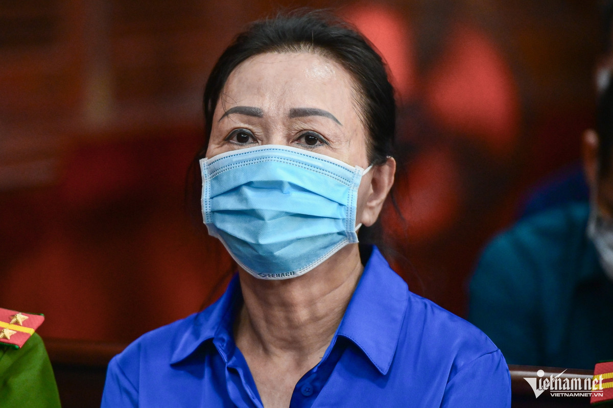 Hình ảnh vợ chồng bà Trương Mỹ Lan tại phiên tòa giai đoạn 2 Hinh anh vo chong ba Truong My Lan tai phien toa giai doan 2