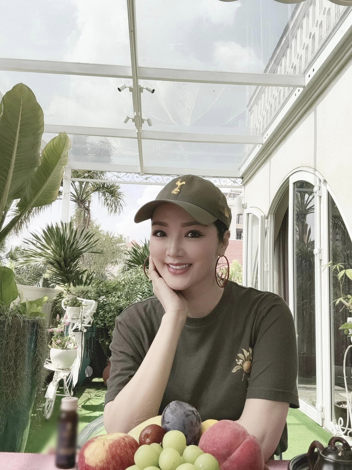 Giáng My tận tưởng khoảnh khắc bình yên trong khu vườn xanh mát. Ảnh: FB Giang My Nguyen