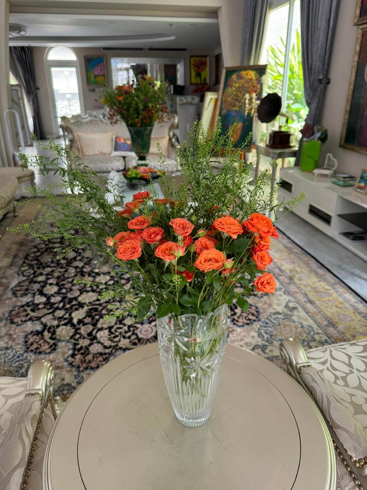 Góc nào cũng tràn ngập hoa tươi, nội thất sang chảnh. Ảnh: FB Giang My Nguyen