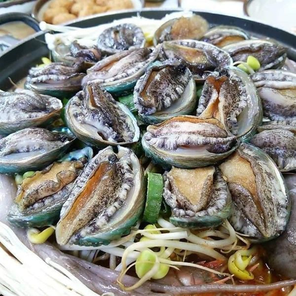 Theo anh Hùng, đó là bào ngư size nhỏ, chỉ khoảng 30-50 con/kg nên được tách ra bán lẻ theo con. Con nhỏ nên toàn vỏ, thịt mỏng, ăn không ngon.