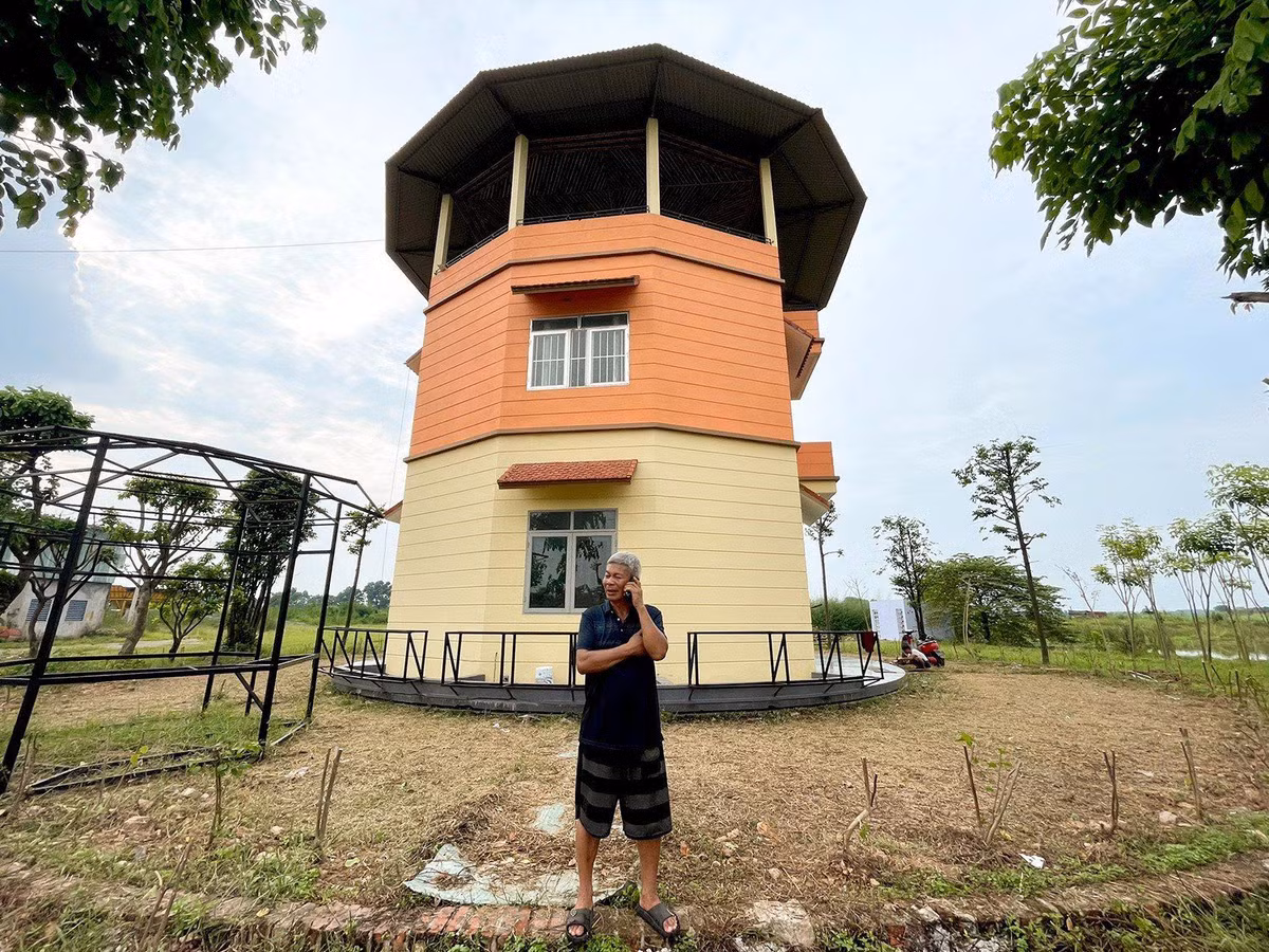 Công trình của ông Lượng đã được Cục Sở hữu Trí tuệ Việt Nam công nhận bằng sáng chế độc quyền về mô hình nhà quay trong bể nước. Ảnh: Hà Giang - Trần Như 