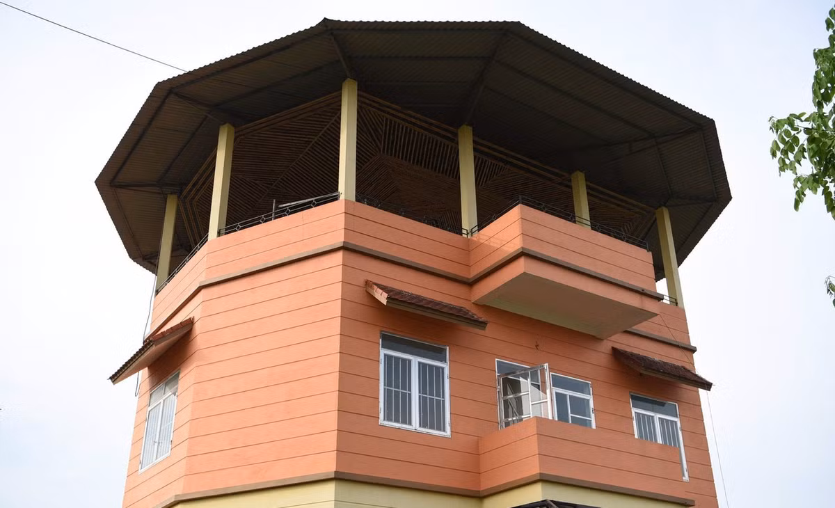 Toàn bộ căn nhà nổi lên được là nhờ hầm phao ngầm đường kính 12m và hệ thống chân vịt, trục quay theo thiết kế hoàn hảo. Ảnh: Vietnamnet