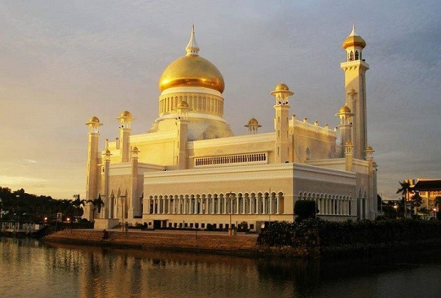 Quốc vương Hassanal Bolkiah hiện đang sống trong cung điện Istana Nurul Iman được dát vàng xa hoa. Ảnh: Getty