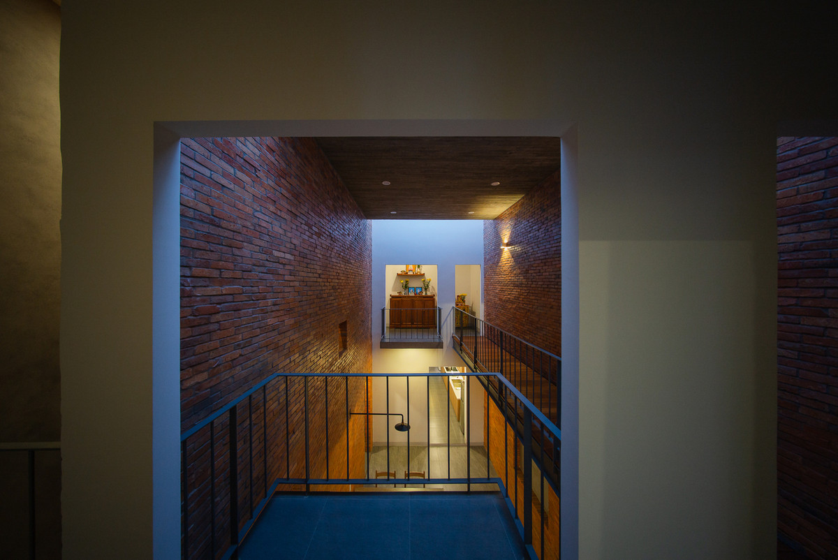 Hai ban công được thiết kế theo hai hộp vươn ra khoảng trống lớn để mọi người có thể dễ dàng kết nối với nhau.