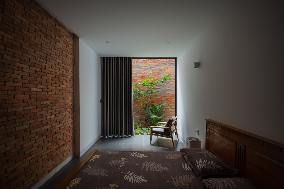 Phòng ngủ nhận được ánh sáng từ giếng trời và sân vườn cuối nhà. Nguồn ảnh: Quang Đam