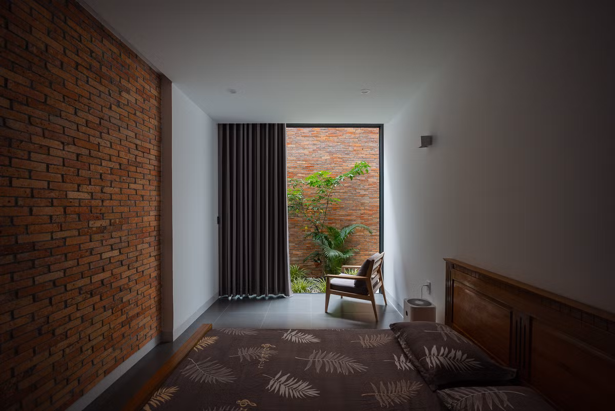 Phòng ngủ nhận được ánh sáng từ giếng trời và sân vườn cuối nhà. Nguồn ảnh: Quang Đam