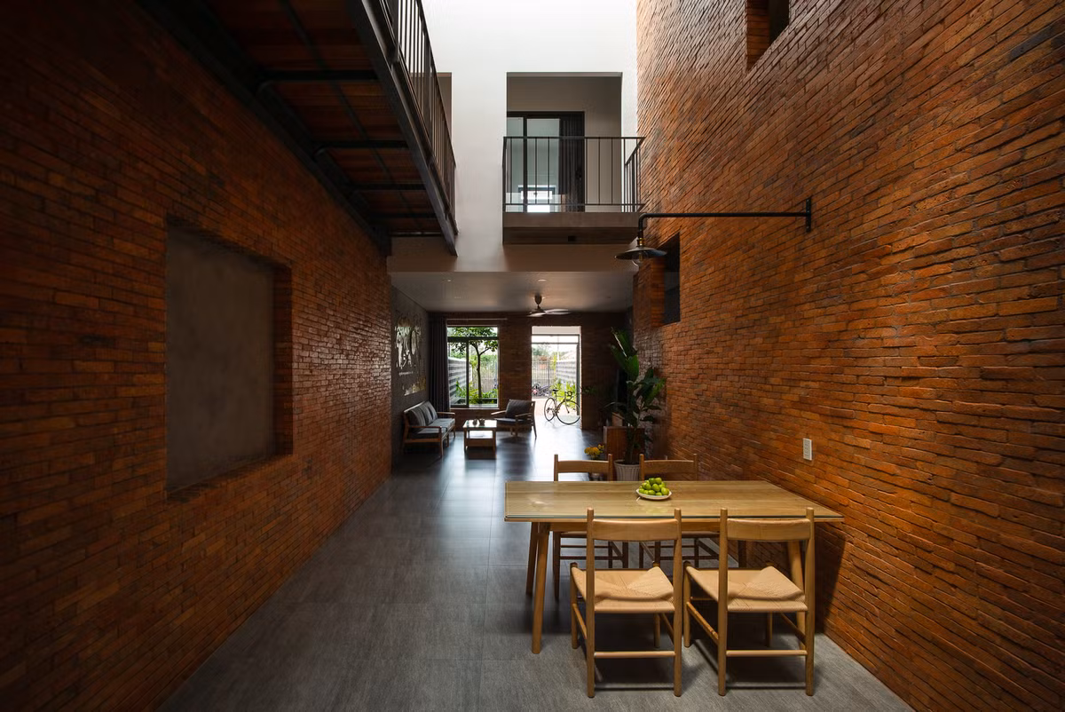 Nhờ khoảng thông tầng kết hợp với giếng trời, khu vực phòng thờ luôn sáng thoáng.